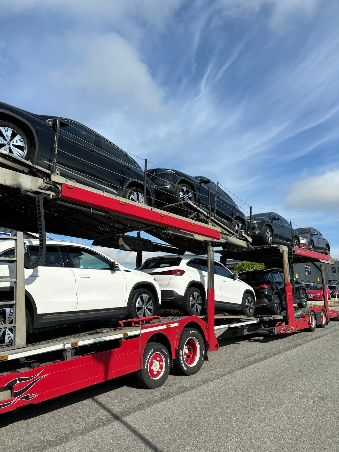 Biltransporter med importerede biler på vej til Danmark
